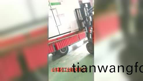 設(shè)備裝貨(huo)現(xiàn)(xian)場(chǎng)待(dai)髮(fa)貨